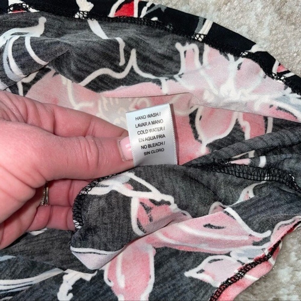 - NAIF brand off shoulder floral print black and pink flowy blouse SZ L - Picture 10 of 12